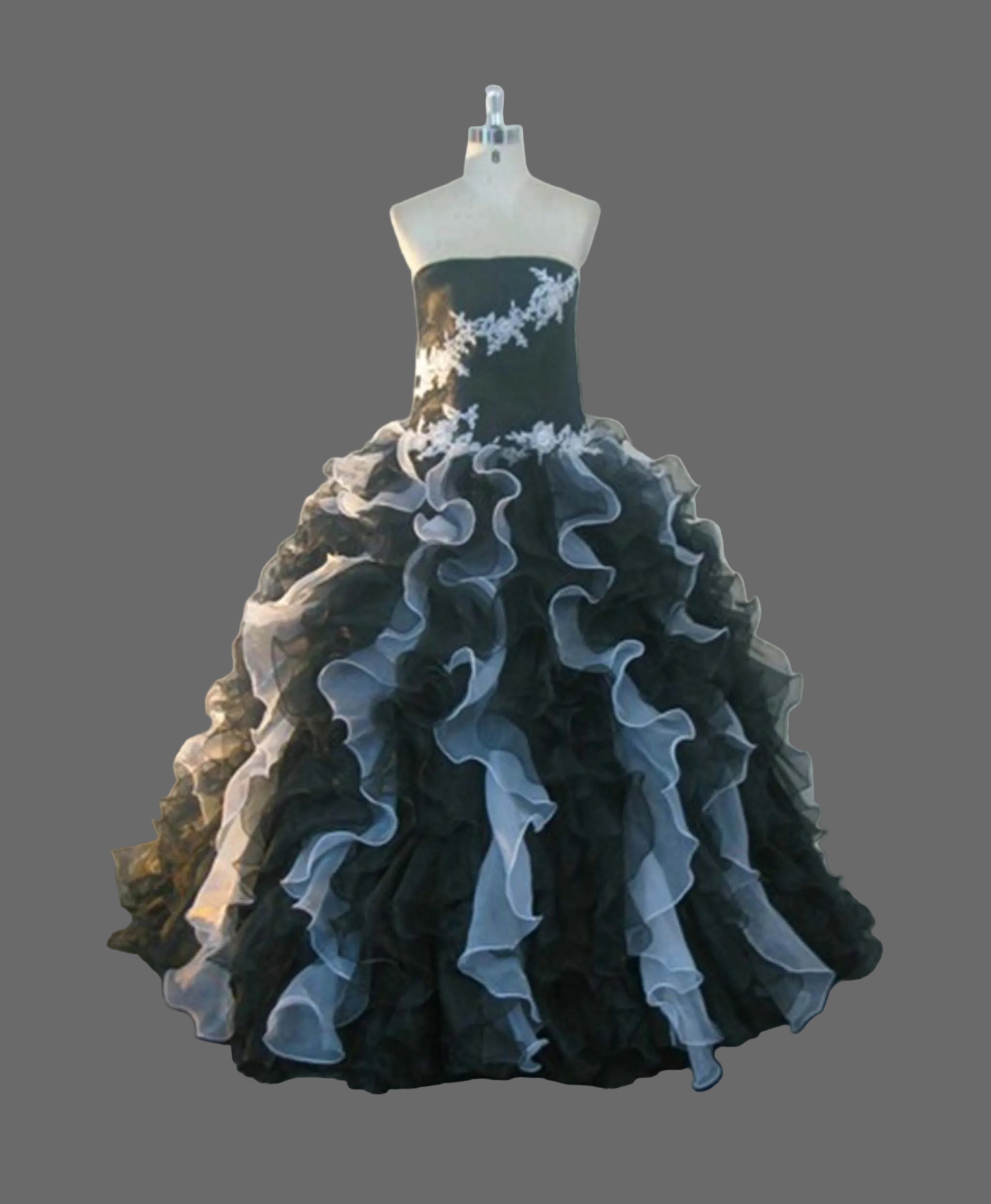 Black and White Ball Gown Quinceanera Dress Strapless Lace Applique Organza Ruffle Prom Gothic Wedding Formal Gown