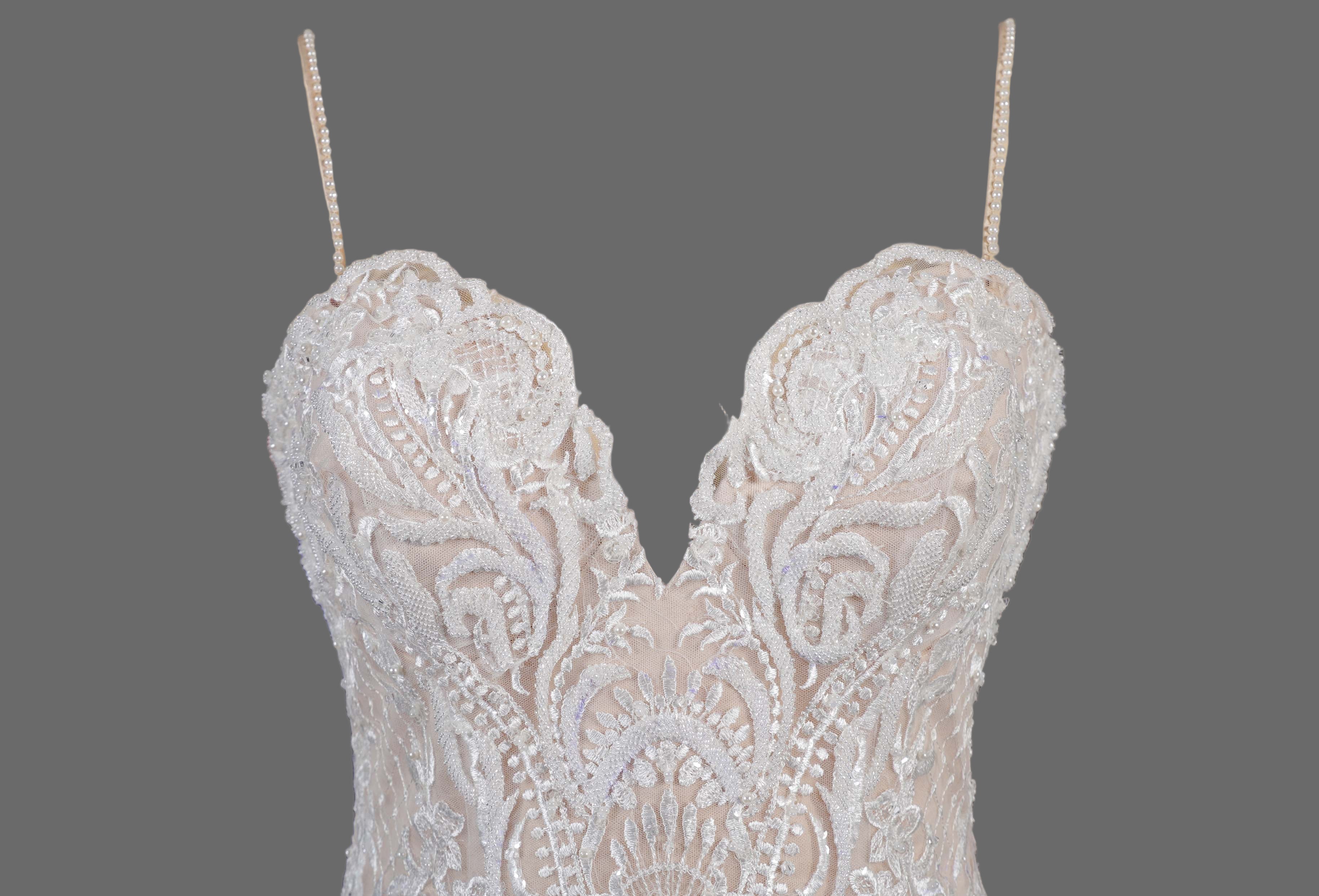 Elegant Mermaid Wedding Dress with Lace Appliques and Sweetheart Neckline