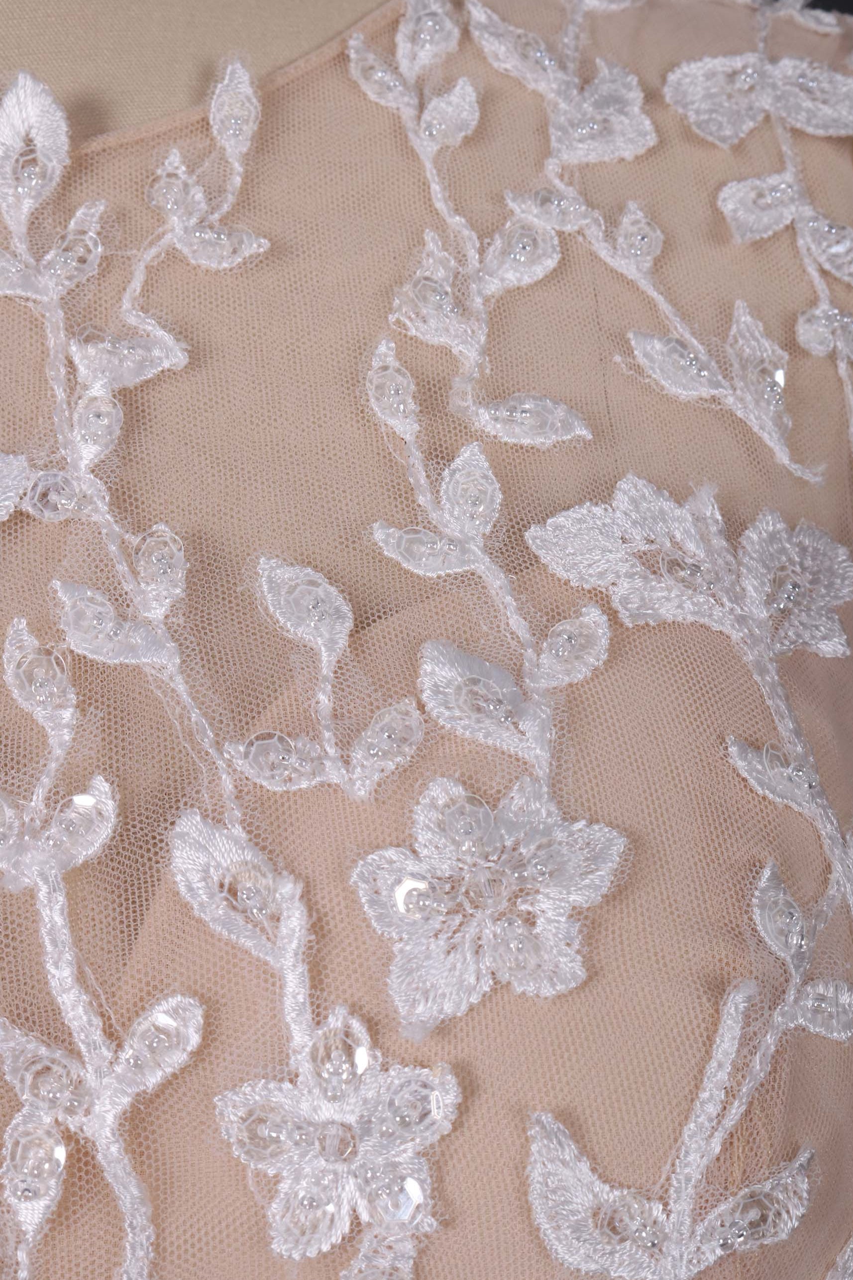 Exquisite A-line Tulle Sleeveless Wedding Dress with Chapel Train