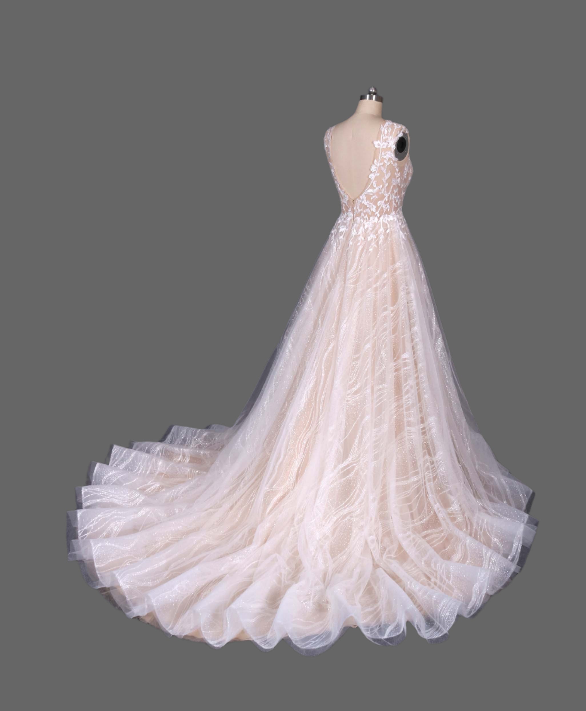Exquisite A-line Tulle Sleeveless Wedding Dress with Chapel Train
