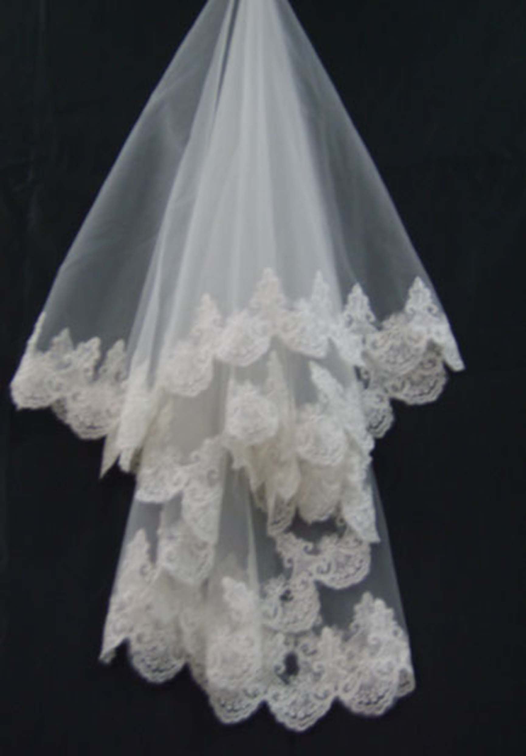 Two-Tier White Lace Floral Appliqué Wedding Veil – 3D Rose & Lace Edge Bridal Veil for Wedding